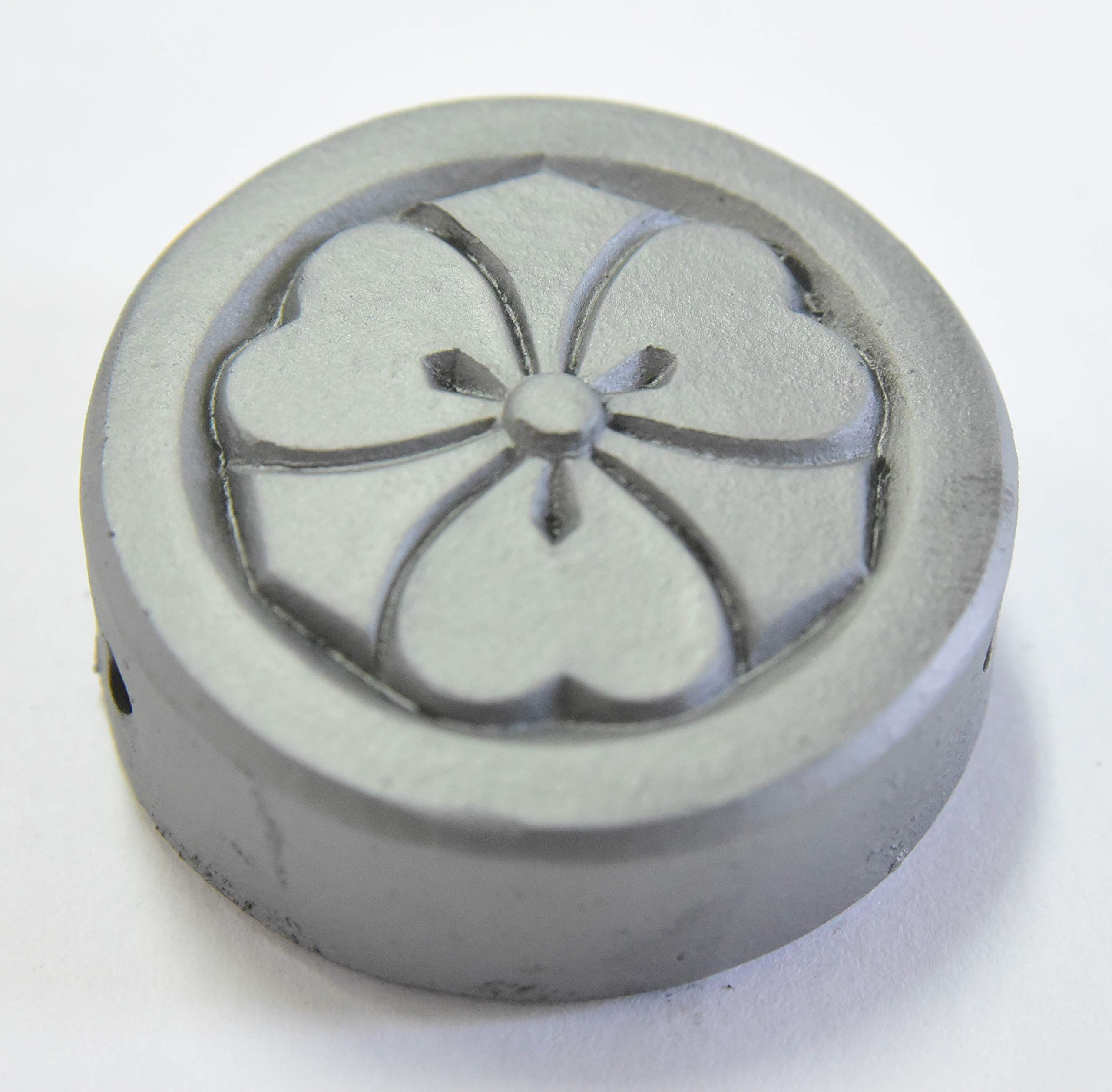 Amazon.co.jp: いぶし瓦製 【家紋 丸に剣片喰】 (5cm) : ホーム＆キッチン